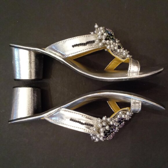 Vagabond Silver Irridescent Floral Beaded Sandals size 7 Mod VTG 60s Round Heels - Picture 5 of 11
